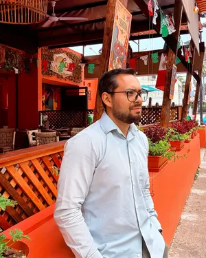 Shua en la terraza de Los de Caché, en Ladrón de Guevara, Guadalajara